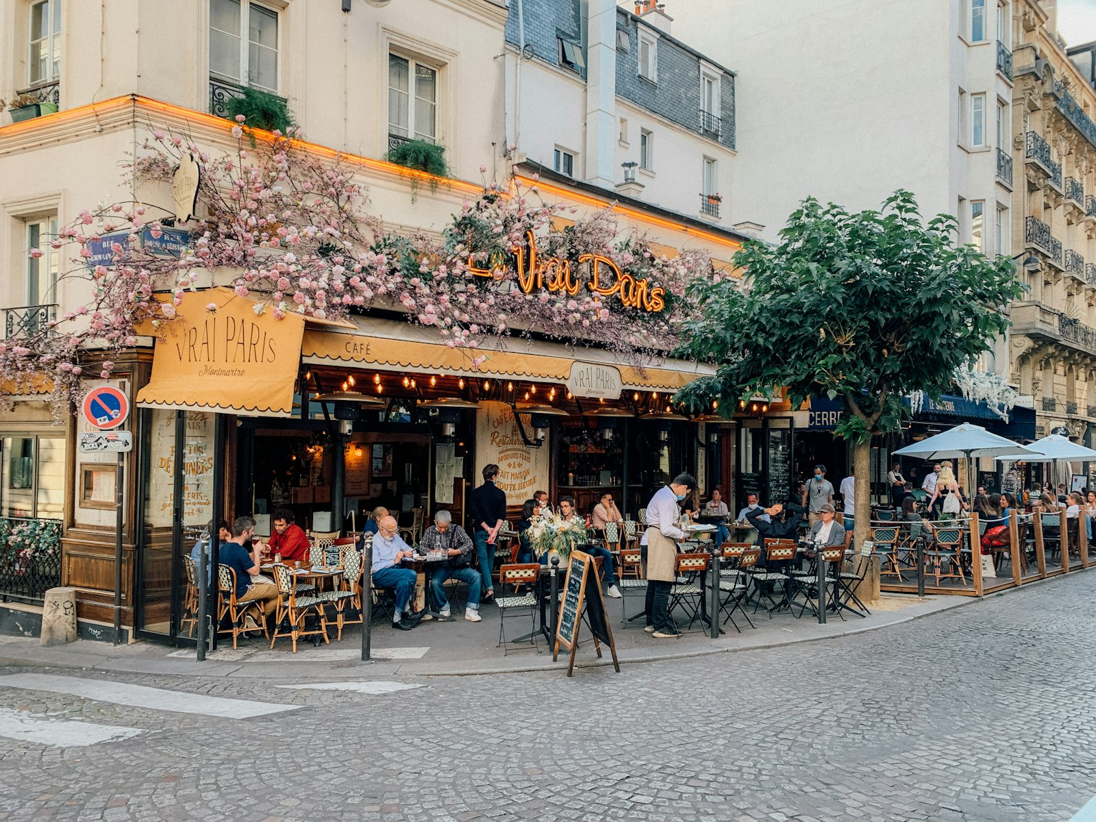 Terrasse ensoleillée du bistrot Coup de Cœur à Béziers